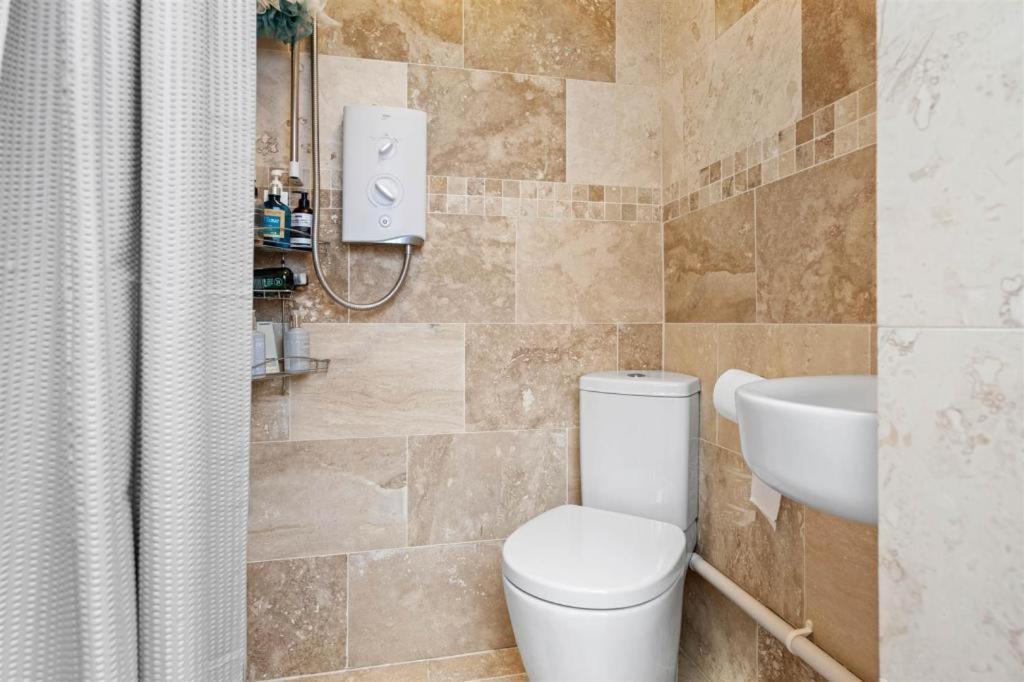 The Corner House, 36, Broadway Road, Apartment Ившам Екстериор снимка