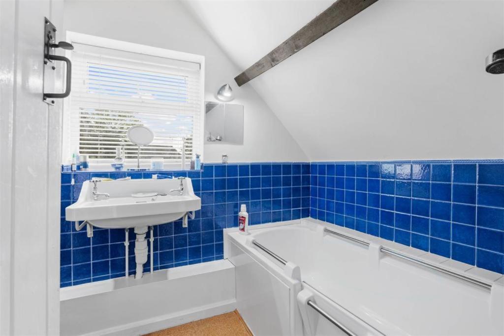 The Corner House, 36, Broadway Road, Apartment Ившам Екстериор снимка