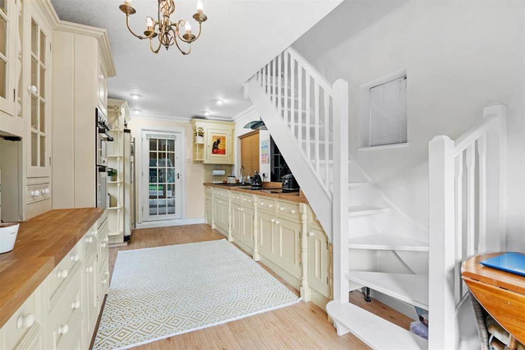 The Corner House, 36, Broadway Road, Apartment Ившам Екстериор снимка