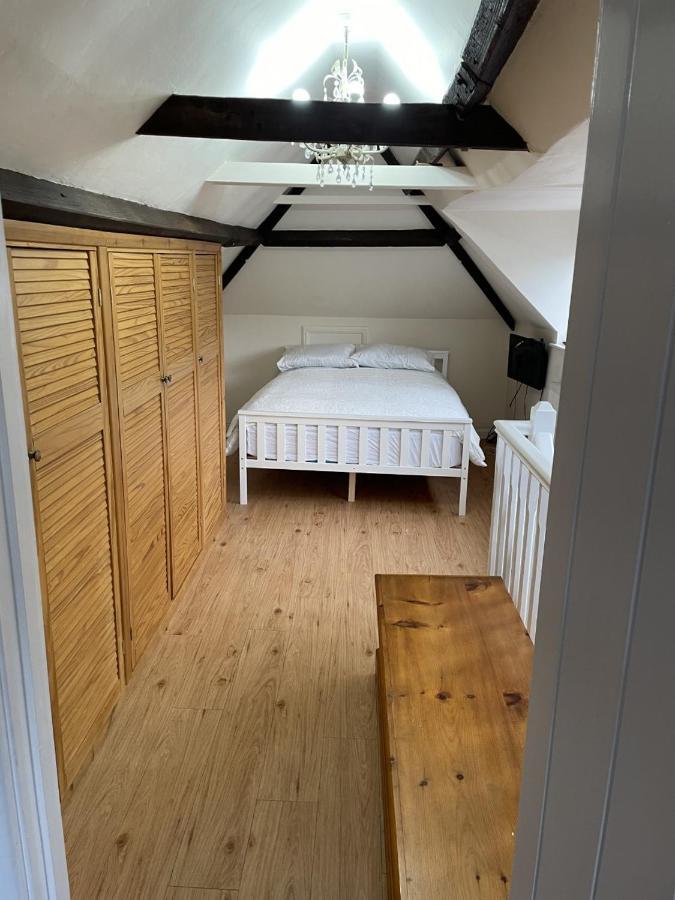 The Corner House, 36, Broadway Road, Apartment Ившам Екстериор снимка