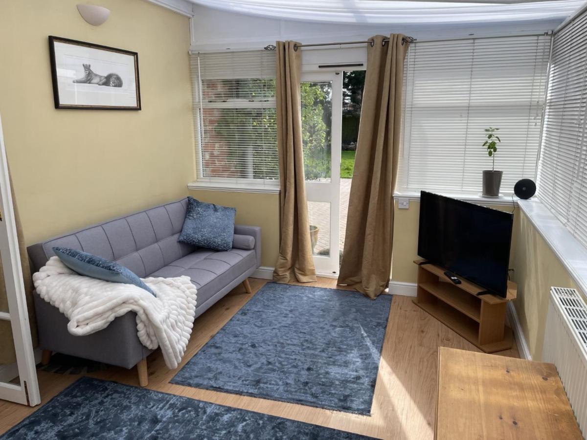 The Corner House, 36, Broadway Road, Apartment Ившам Екстериор снимка